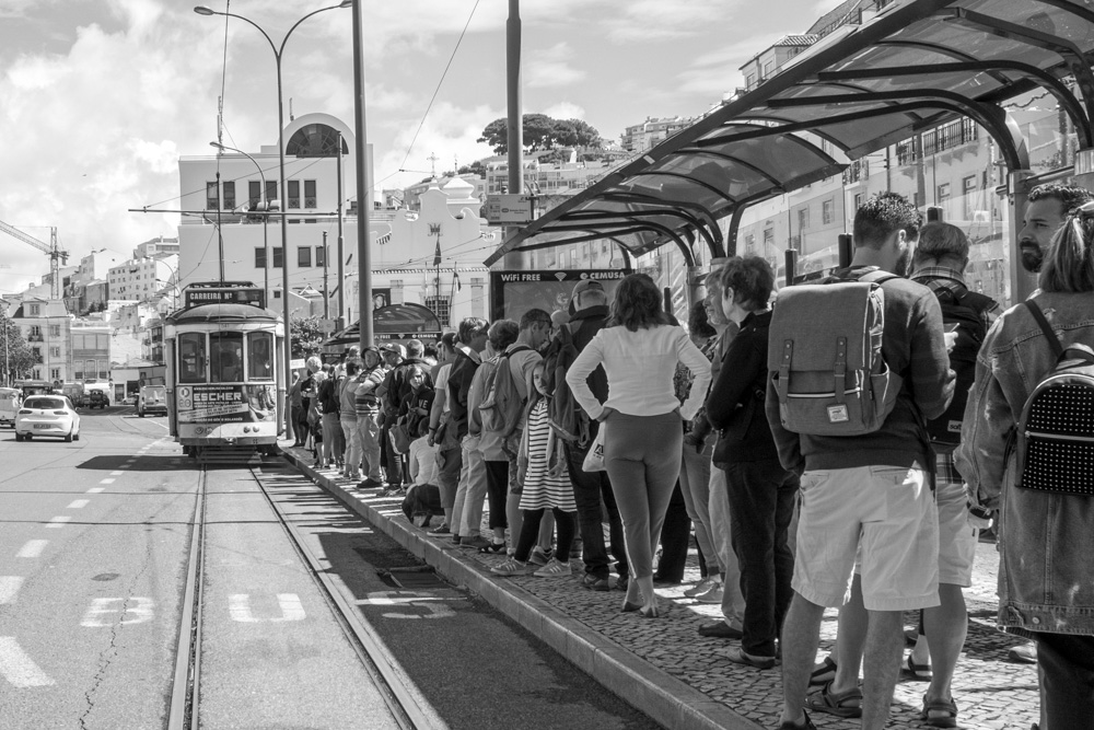 Hier warten die Menschen in Lissabon geduldig auf die Straßenbahn